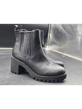 I.D. Required Boots Womens Size 4 Black Chelie Chelsea Ankle Lug Sole Booties